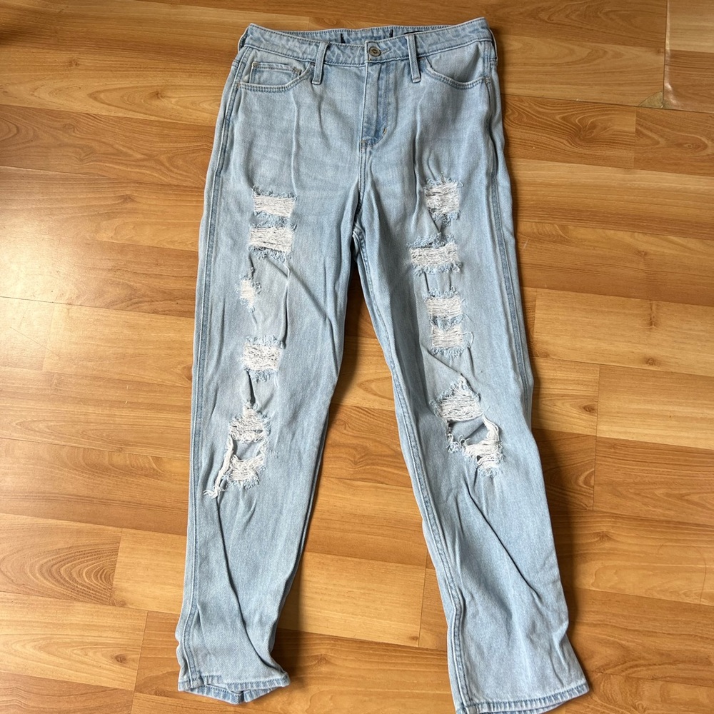 Super cute hollister jeans fits like a small-medium
